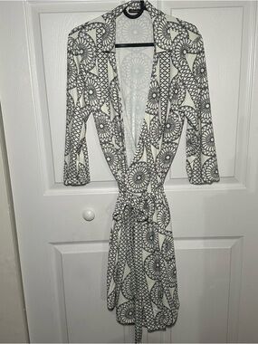 J. McLaughlin Lila Catalina Cloth Medallion Wrap Dress Black White Medium